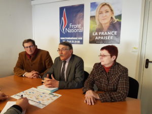 Charles de GEVIGNEY, conseiller régional du Loiret (à gauche) et Sylvie ROUXEL conseillère régionale d'Eure-et-Loir (à droite) aux côtés du Président de Groupe FN Michel CHASSIER.